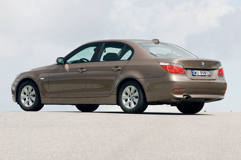 BMW serii 5 (2003-10) - polecamy wersje: 2.5, 3.0 i 3.0d. Cena od 23 000 zł.