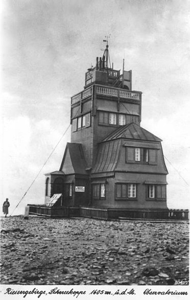 Budynek starego obserwatorium meteorologicznego na Śnieżce w roku 1942 (domena publiczna)