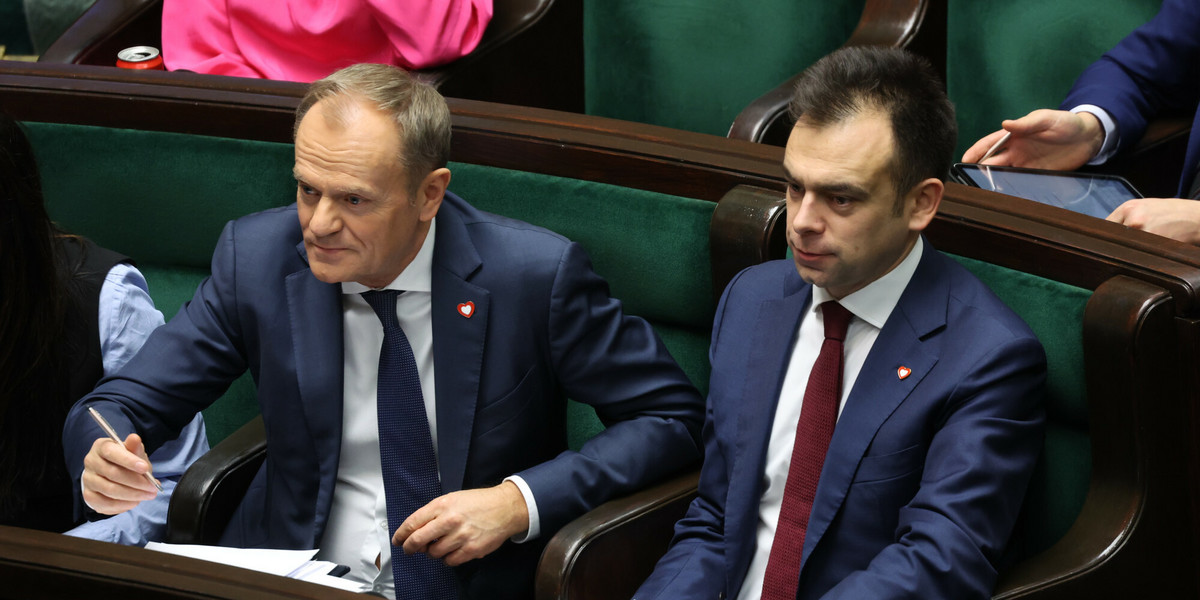 Premier Donald Tusk i minister finansów Andrzej Domański podczas posiedzenia Sejmu w listopadzie 2023 r.