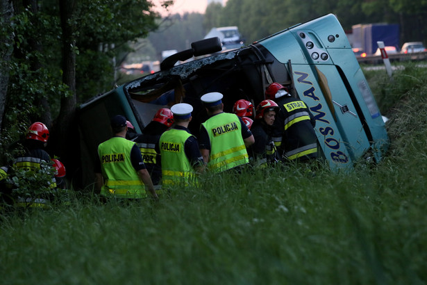 Wypadek autokaru z dziećmi na krajowej "jedynce". 2 osoby ciężko ranne