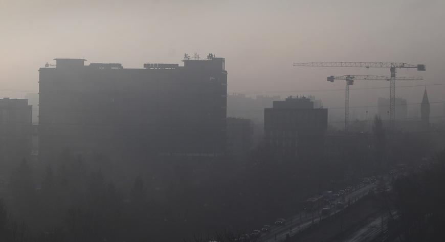 Rola wiatru, ciśnienie atmosferyczne, ukształtowanie terenu to kluczowe czynniki, które wpływają na występowanie smogu w Krakowie. 
