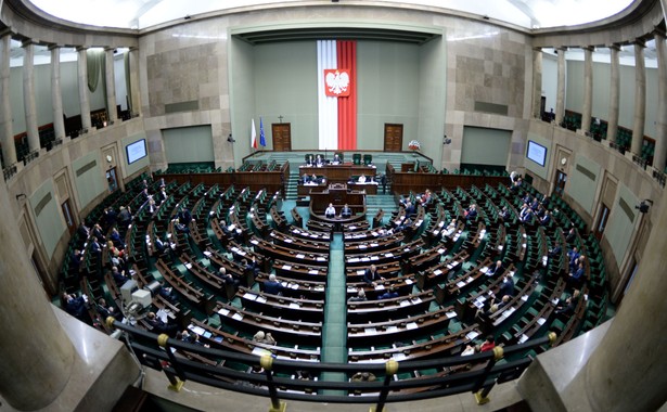 Ustawa o obrocie ziemią przyjęta. Sejm dodał kilka poprawek. "Uśmiech w stronę rolników. Bezzębny"