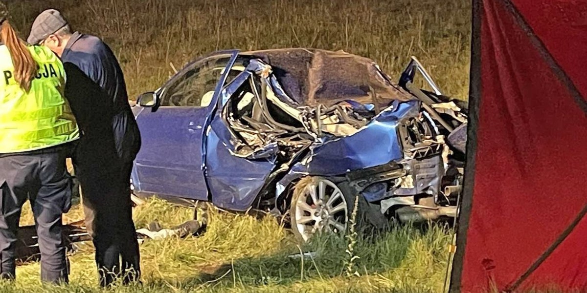 Kłobuczyno. Kierowca samochodu osobowego stracił panowanie nad pojazdem, wypadł z drogi i uderzył w drzewo.