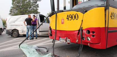 Autobus uderzył w osobówkę w Warszawie. Ranni pasażerowie!