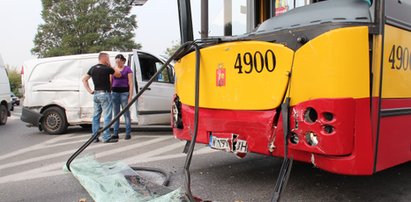 Autobus uderzył w osobówkę w Warszawie. Ranni pasażerowie!