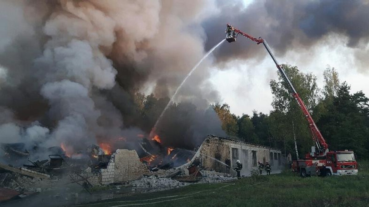 25 jednostek straży pożarnej od rana walczy z gigantycznym pożarem, jaki wybuchł przy ulicy Elaboracji w Wąchocku. Na placu przed zakładem zajmującym się recyklingiem płoną hałdy tekstyliów. To drugi pożar w tej firmie w ciągu ostatnich dni. Niespełna dwa tygodnie temu ogień pojawił się w dwóch halach magazynowych.