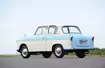 Trabant P50, czyli poprzednik najpopularniejszego Trabanta 601. Model produkowany w latach 1957-1965. Kształt i materiał, z którego wykonano nadwozie, uzasadniał jego ksywkę – „mydelniczka”. Gwoli sprawiedliwości – w latach 50. auto to wcale aż tak bardzo nie odstawało od konkurencji z Zachodu. 