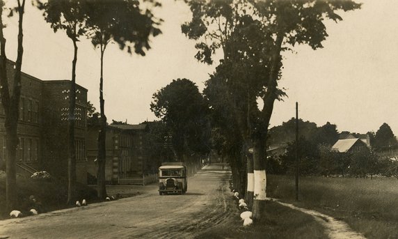 Autobus na Szosie Gdańskiej w Orłowie - 1931-1935 r. fotografia przedstawiająca drogę w Orłowie, prowadzącą z Gdyni do Gdańska, tzw. Szosa Gdańska – obecnie aleja Zwycięstwa.