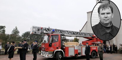 Wzruszający pogrzeb lubianego strażaka. "Nie tak miało być...". Napis na szarfie łamał serce