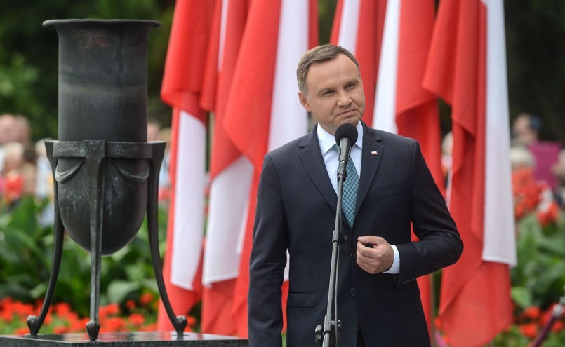 Andrzej Duda podczas uroczystości odsłonięcia tablicy poświęconej "Żołnierzom Wyklętym" na filarze Grobu Nieznanego Żołnierza