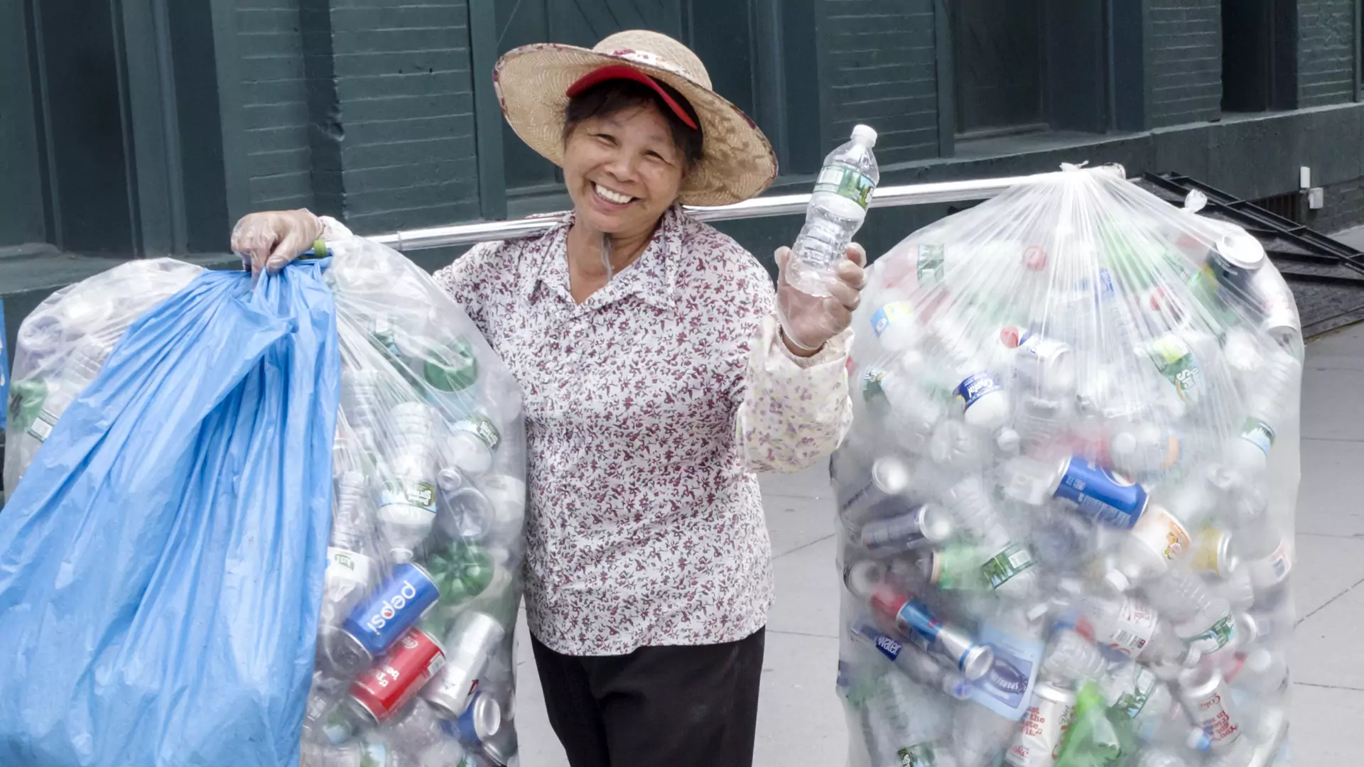Chiny walczą z plastikiem. Do 2025 roku znikną jednorazowe foliówki i słomki