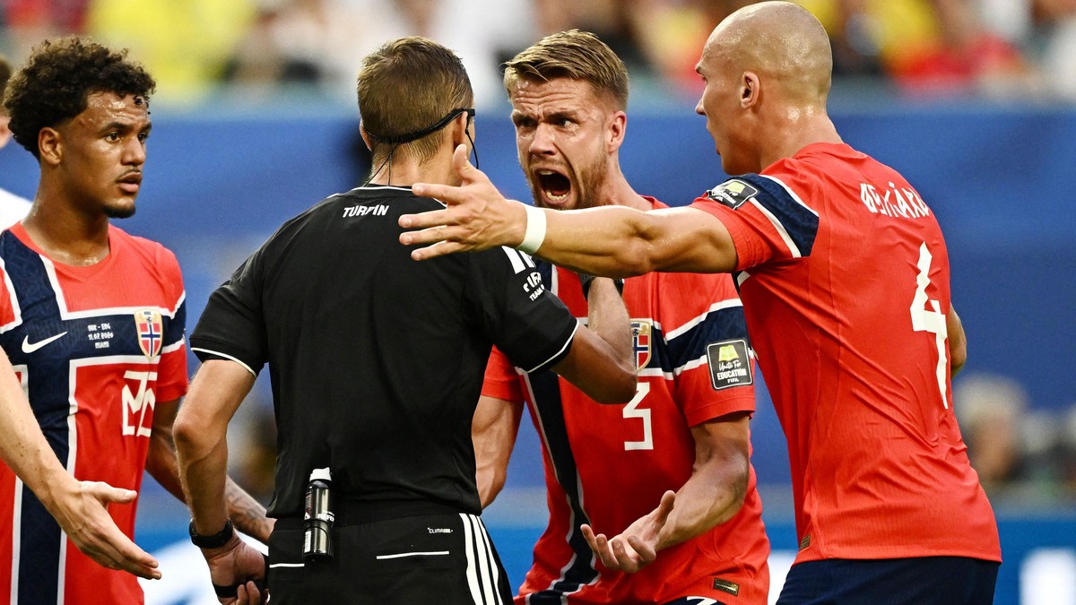 Norveški fudbaleri protestuju kod sudije posle izjednačujućeg gola Džuda Belingema | Foto: REUTERS/Dylan Martinez