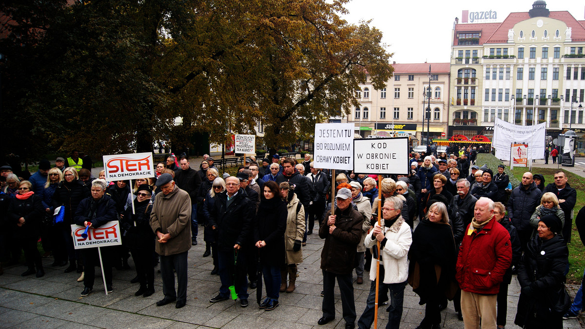 Poseł na "czarnym proteście" w Bydgoszczy: skończmy z klauzulą sumienia