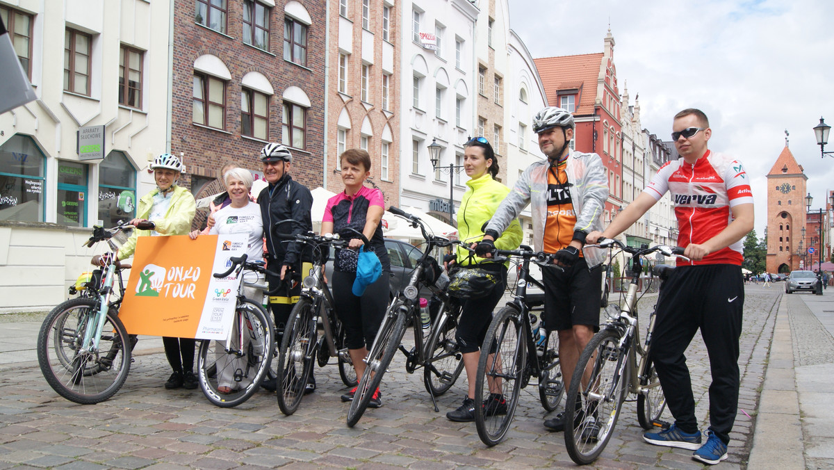 Przez szosy Warmii i Mazur przejeżdża niezwykły peleton. Kolarze-amatorzy pod przewodnictwem Czesława Langa chcą udowodnić, że można zwalczyć groźną chorobę. Swój rajd na dwóch kołach zakończą w Suwałkach.