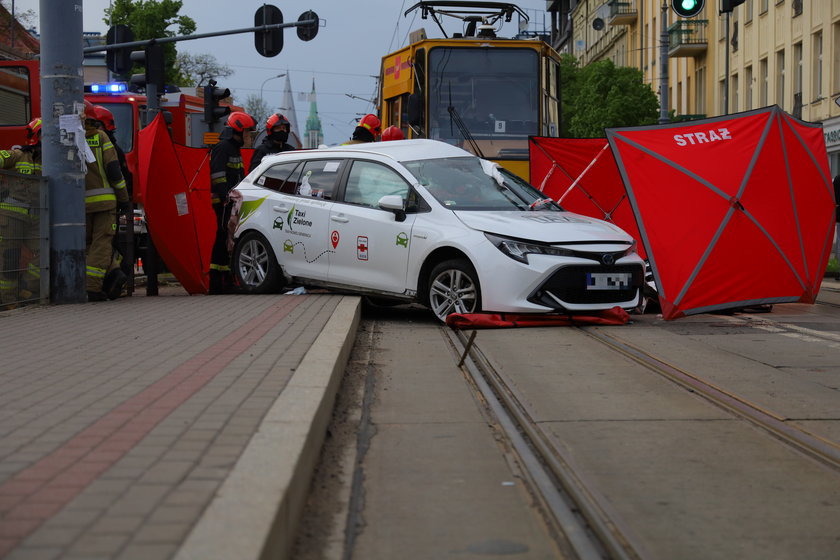 Tragedia na Piotrkowskiej w Łodzi. Taksówkarz zginął w zderzeniu z tramwajem.
