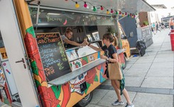 Polacy pokochali żarcie z ciężarówki. Tomasz Jakubiak: W 'food truckach' jest kulinarna magia