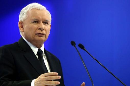 Jarosław Kaczyński na niebieskim tle