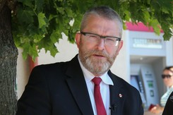 Incydent w Krakowie. Grzegorz Braun usunął flagę z kopca Kościuszki