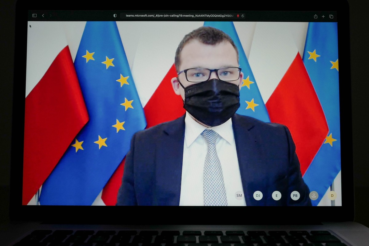 Wiceminister spraw wewnętrznych i administracji Paweł Szefernaker podczas spotkania online z dziennikarzami