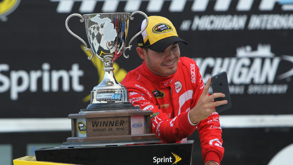 Zaskakującym zwycięzcą wyścigu NASCAR na torze Michigan International Speedway został Kyle Larson. To pierwszy triumf 24-latka w najbardziej prestiżowej serii najpopularniejszych wyścigów w Ameryce.