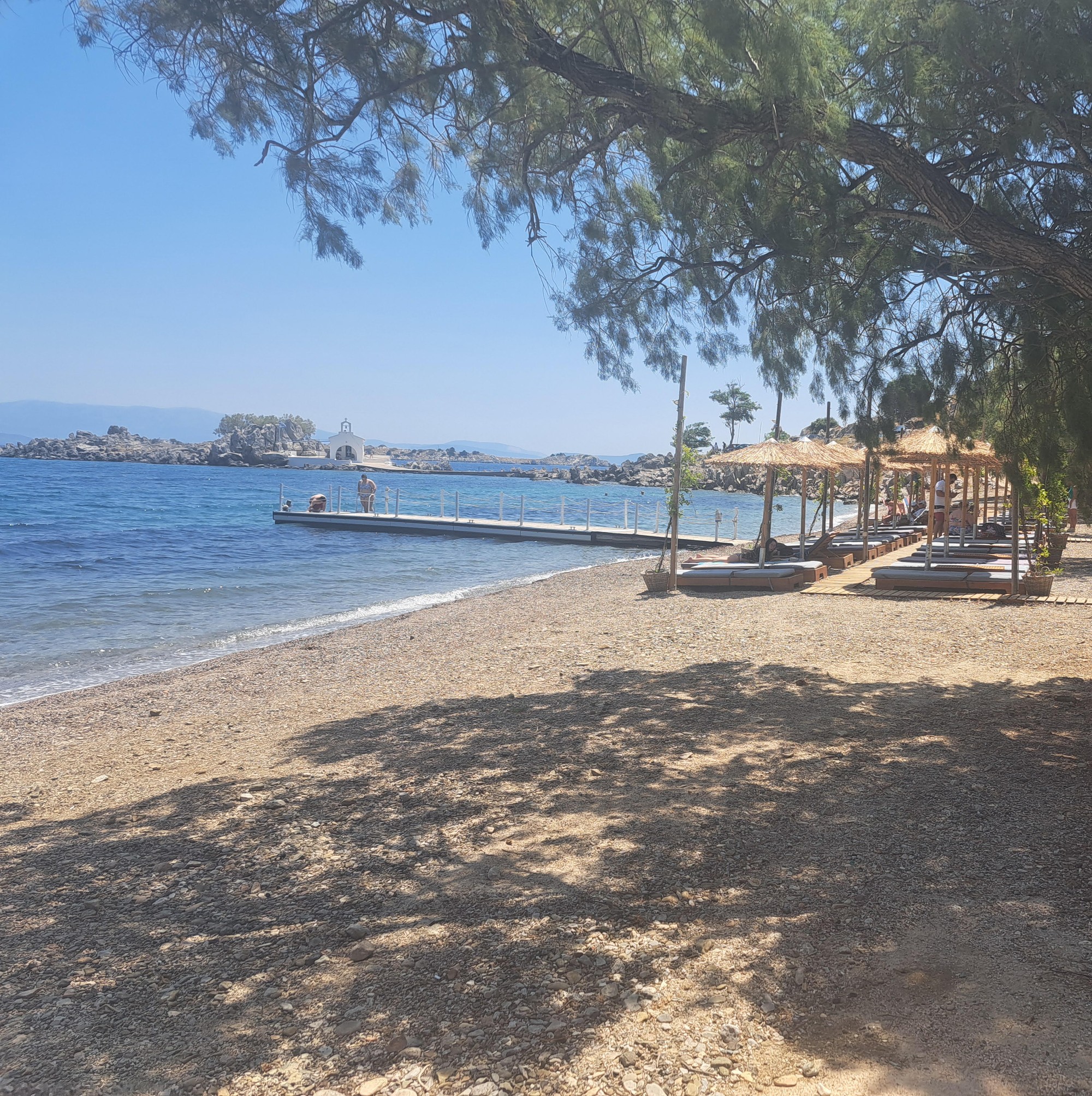Lehátka na gréckej pláži Paralia Agios Isidoros.