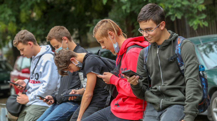 A kütyük nyomogatása miatti elszeparáltság depressziót okozhat, de sokan éppen ezen keresztültartják a kapcsolatot a barátokkal ./ Fotó: Varga Imre