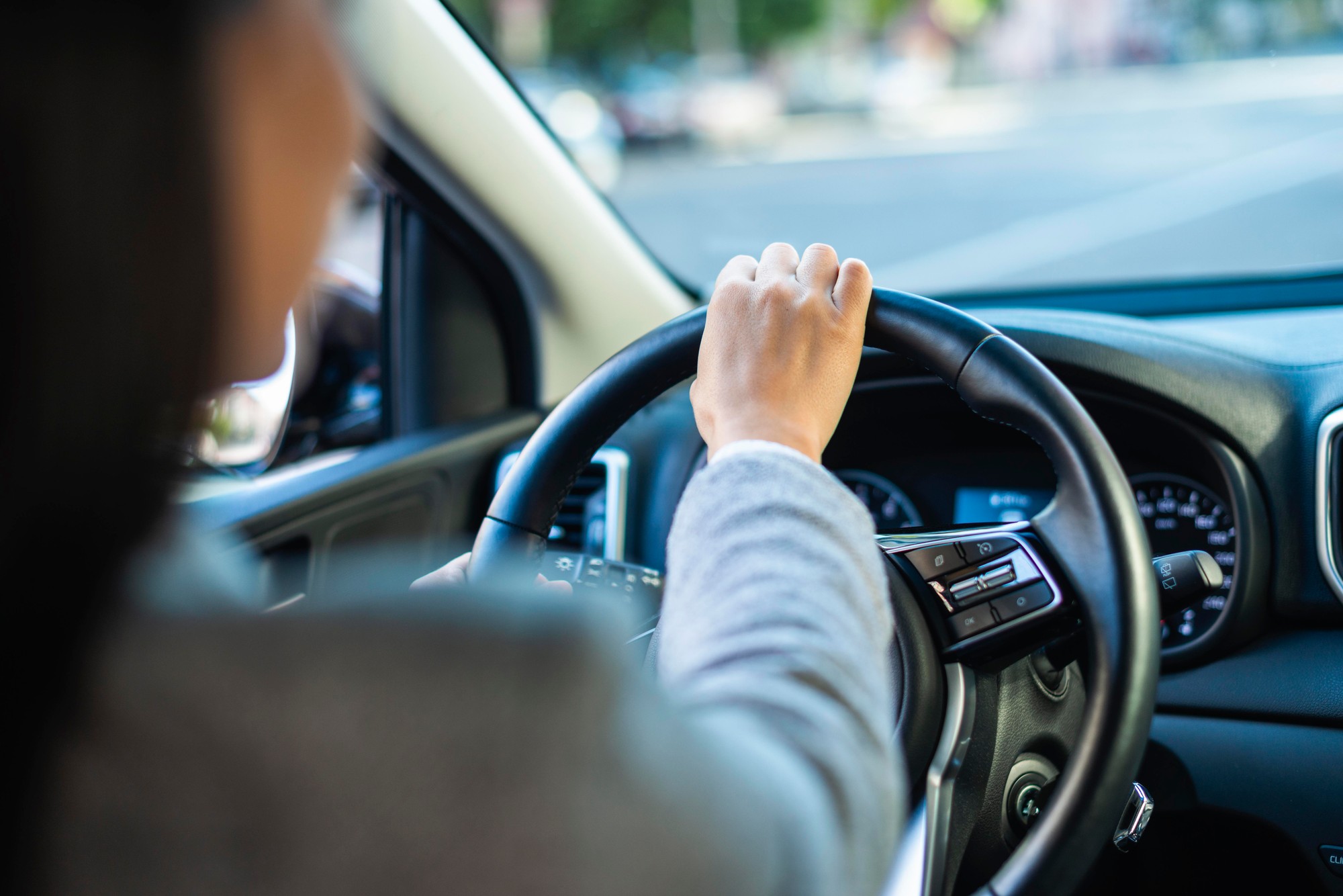 Nedostatok čerstvého vzduchu pri jazde v tesnom závese spôsobuje v roku 2026 prehrievanie moderných motorov a znižuje životnosť oleja. Odborníci odporúčajú dodržiavať bezpečný odstup pre zachovanie správnej funkcie chladenia. 