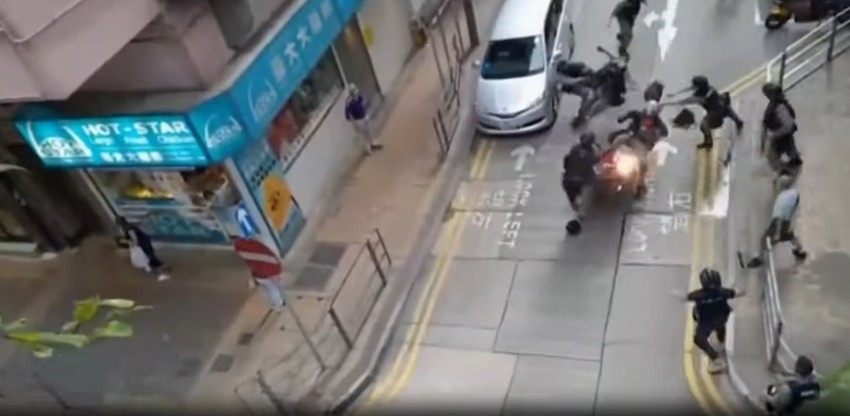 Trenutak kad je Tong naleteo na policajce