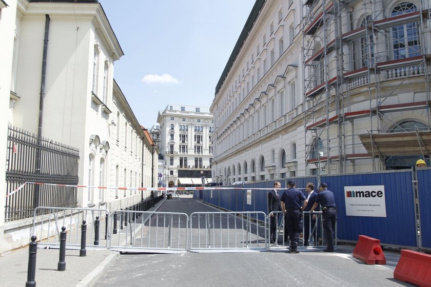 Warszawa jak twierdza - zagrodzili ulice i Plac Zamkowy