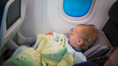Dlaczego rodzice z dziećmi nie powinni latać nocą? Stewardessa stawia sprawę jasno