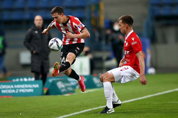 Zawodnik Wisły Kraków Łukasz Burliga (P) i Ivan Fiolic (L) z Cracovii podczas meczu 27. kolejki piłkarskiej Ekstraklasy