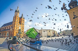 Wielu imigrantów  podejmuje pracę w firmach  dostarczających  jedzenie