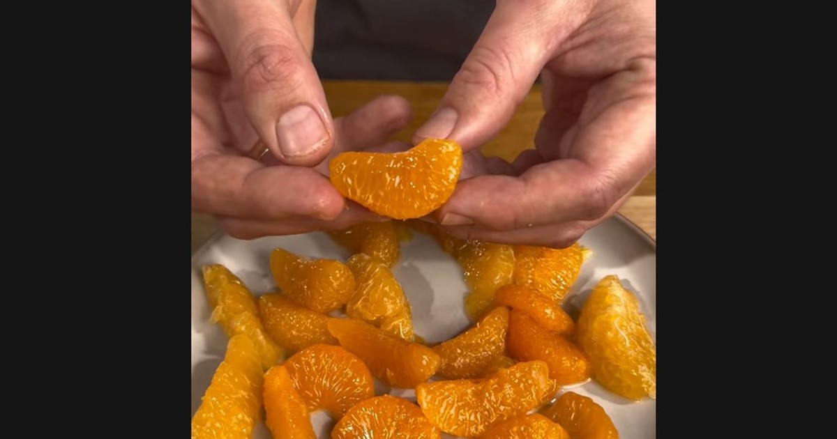 Ten sposób obierania mandarynek robi furorę w sieci. "Idealne"