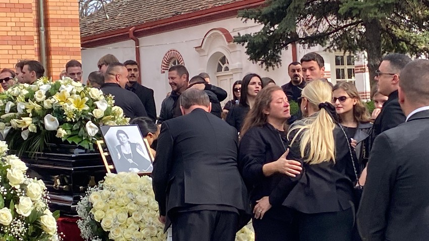 Danica i Danijela Karić grle se i plaču