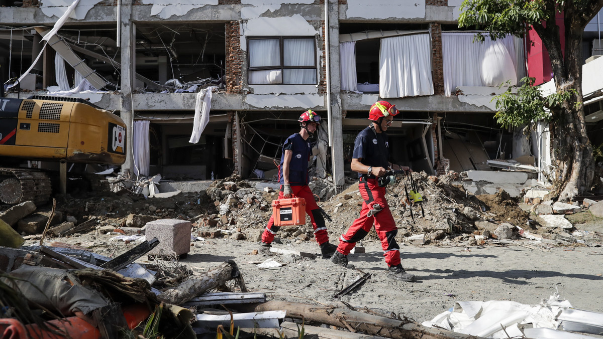 Indonezja: rośnie liczba ofiar tsunami i trzęsienia ziemi