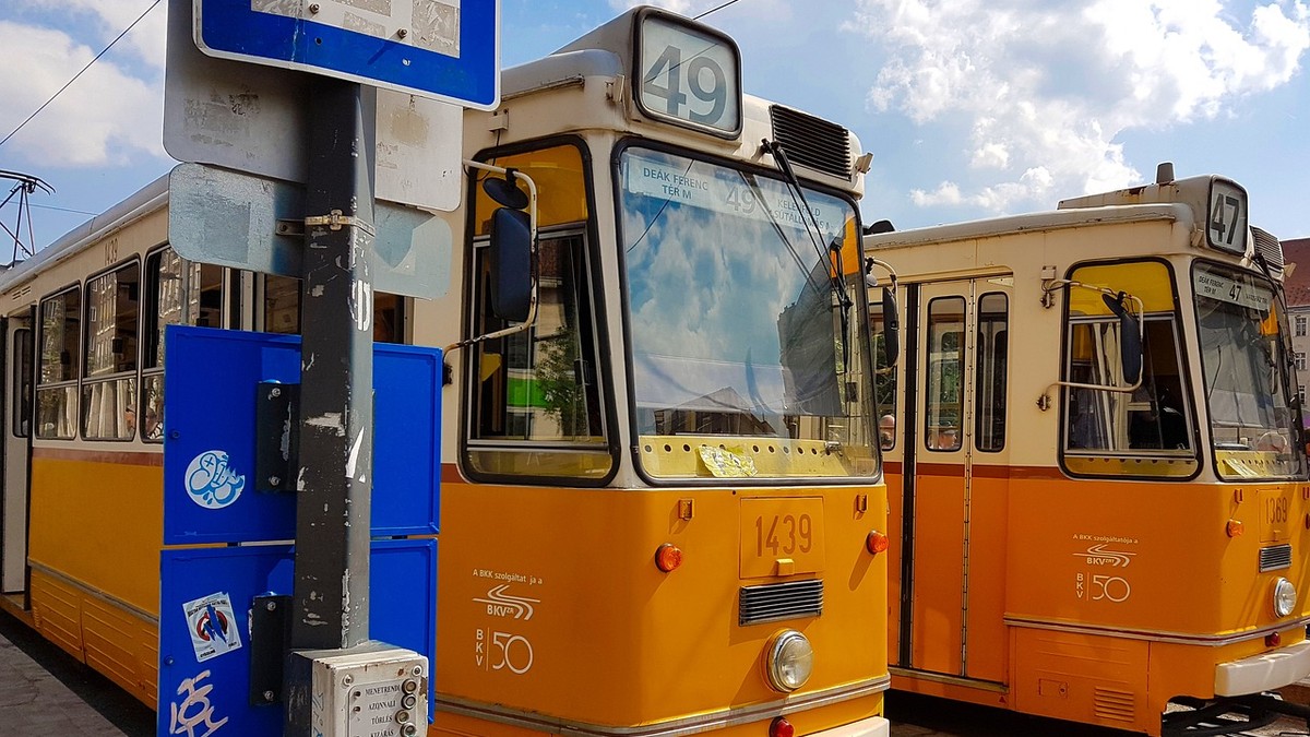 Mi történik? Rollerest csapott el a villamos, biciklist gázolt a vonat: megállás nélkül történnek ma a balesetek Budapesten