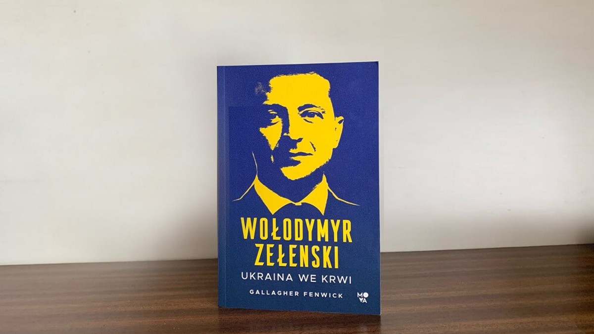 <strong>Kiedyś komik i aktor. Dziś cały świat widzi w nim bohatera. „Wołodymyr Zełenski. Ukraina we krwi” autorstwa Gallaghera Fenwicka to biografia przedstawiająca nietypową ścieżkę kariery od aktorstwa i ról komediowych, aż do polityki i najważniejszego urzędu w kraju. Pokazuje, z jakimi sytuacjami politycznymi Zełenski musiał się zmierzyć, oraz w jaki sposób stał się bohaterem nie tylko Ukrainy oraz największym wrogiem Putina. Premiera już 7 września.</strong>