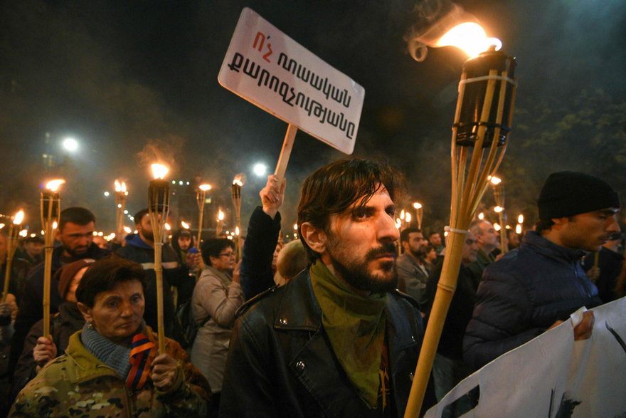 Zwolennicy ormiańskiej opozycji maszerują z pochodniami podczas antyrosyjskiego wiecu przeciwko polityce Rosji w konflikcie karabachskim i jej akcji militarnej w Ukrainie, Erywań, 9 listopada 2022 r.