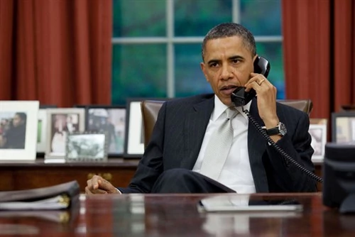 Barack Obama w swoim gabinecie w Białym Domu. Zwróćcie uwagę na iPada leżącego na biurku. fot. The White House.