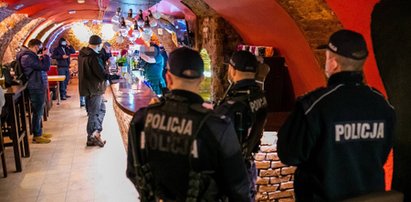 Znany pub w Żorach otworzył się mimo obostrzeń. Na miejscu natychmiast pojawili się policjanci. Co zrobili? ZDJĘCIA