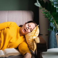 Nem lustaság: a délutáni szunyókálás segíthet koncentráltnak maradni, és még alvászavar ellen is beválhat