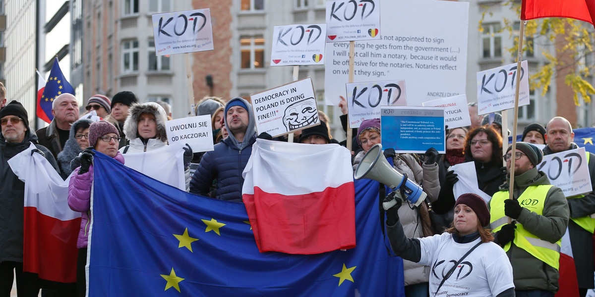 Manifestacje przed wizytą Andrzeja Dudy w Brukseli