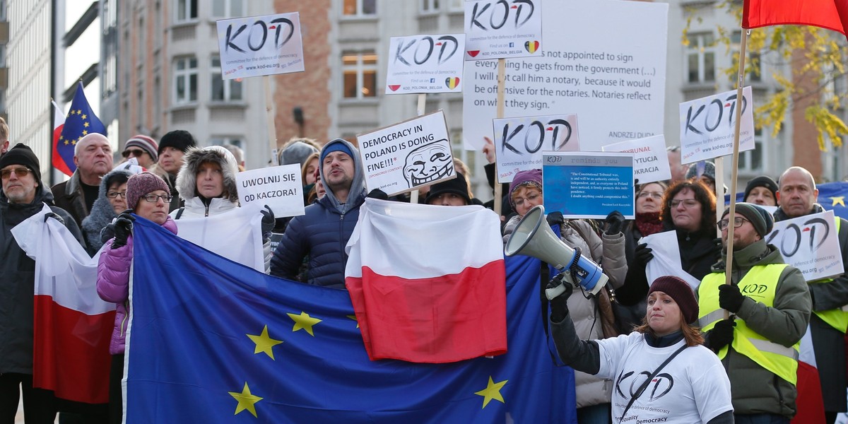 Manifestacje przed wizytą Andrzeja Dudy w Brukseli