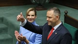 Trumpowski styl w Pałacu Prezydenckim? Nawrocki z czerwonym krawatem i jasnym przekazem