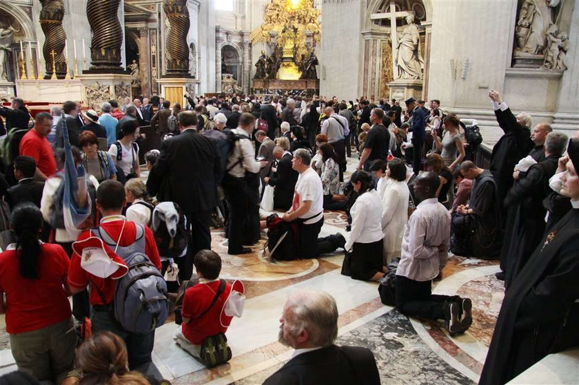 Wystawili na widok trumnę z ciałem papieża