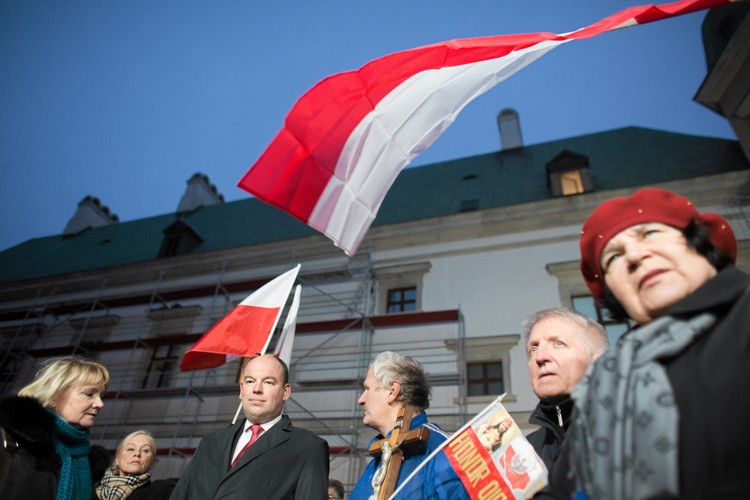 Protest przeciwko filmowi z nagim mężczyzną i figurą Chrystusa