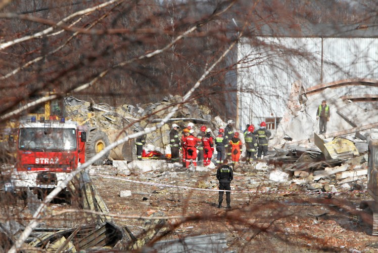 Akcja straży pożarnej na miejscu katastrofy budowlanej