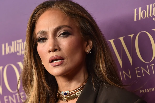 Džej Lo BEZ BRUSHALTERA u ČOKOLADNOM kompletu PREŠLA IGRICU: Donji deo slike krije izdanje koje je ČISTA MOĆ -moderna i izazovna verzija ženskog kostima, ali samo za odvažne