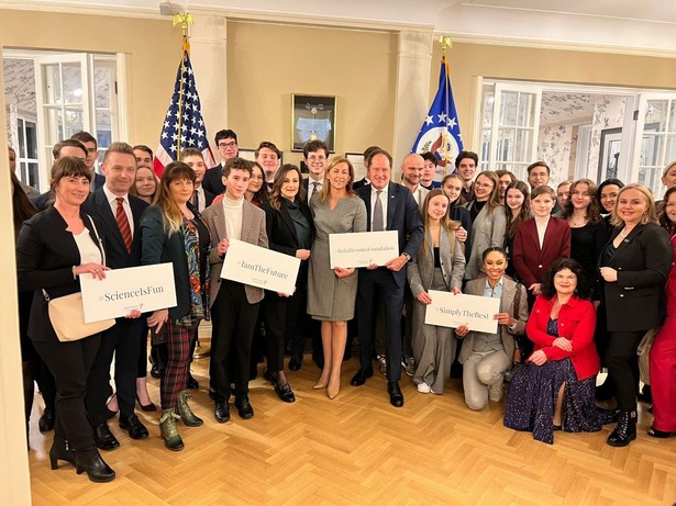 Stypendyści fundacji Rafała Brzoski u ambasadora USA