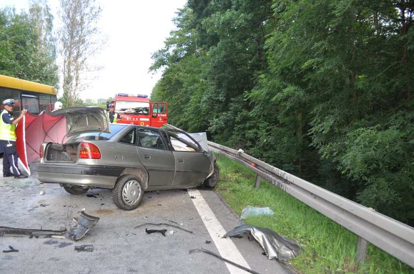 Śmiertelny wypadek. Osobówka zderzyła się z autousem